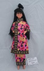 11180-1995 DOTW Chinese Barbie, no shoes, Fashion Doll, Ophalen of Verzenden, Zo goed als nieuw