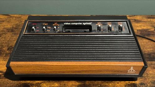 Atari 2600 + collectie games en drukwerk, Spelcomputers en Games, Spelcomputers | Atari, Zo goed als nieuw, Atari 2600, Met 1 controller