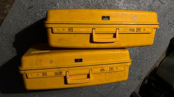 Twee knalgele kunststof koffers beschikbaar voor biedingen