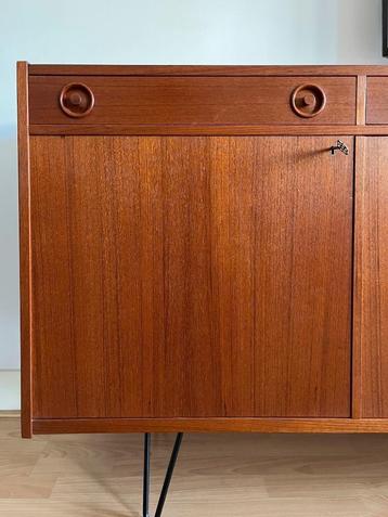 Vintage Scandinavisch design dressoir beschikbaar voor biedingen