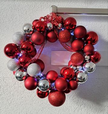 Kerstkrans 40 cm van ballen, rood, zilver, goud  beschikbaar voor biedingen