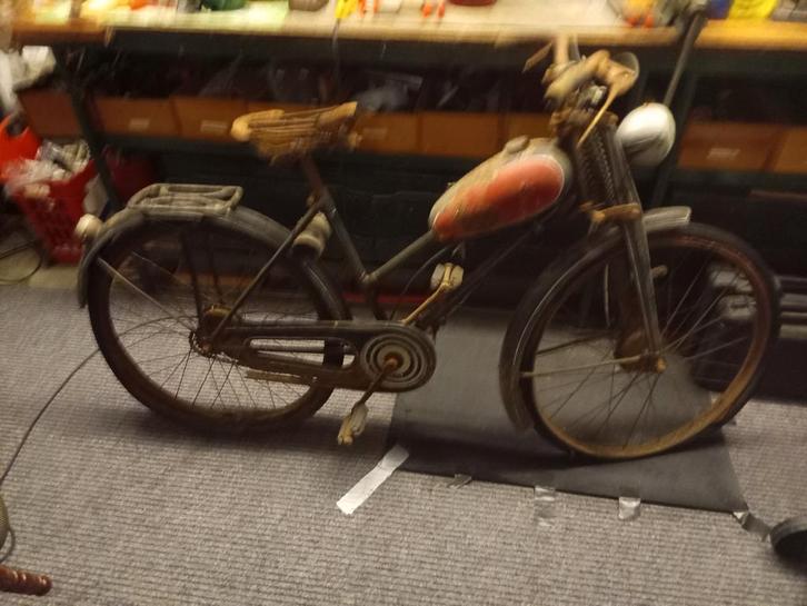 Vintage fiets met hulpmotor jaren 50., Fietsen en Brommers, Fietsen | Oldtimers, Jaren '50, Ophalen of Verzenden