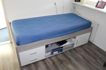 Bed met onderbouw en verstelbare lattenbodem beschikbaar voor biedingen