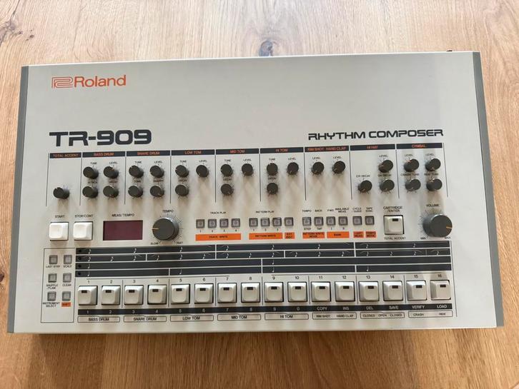 Roland tr-909, Muziek en Instrumenten, Drumcomputers, Zo goed als nieuw, Roland, Ophalen