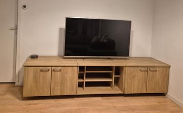 Tv kast 2.50m lang met kasten beschikbaar voor biedingen