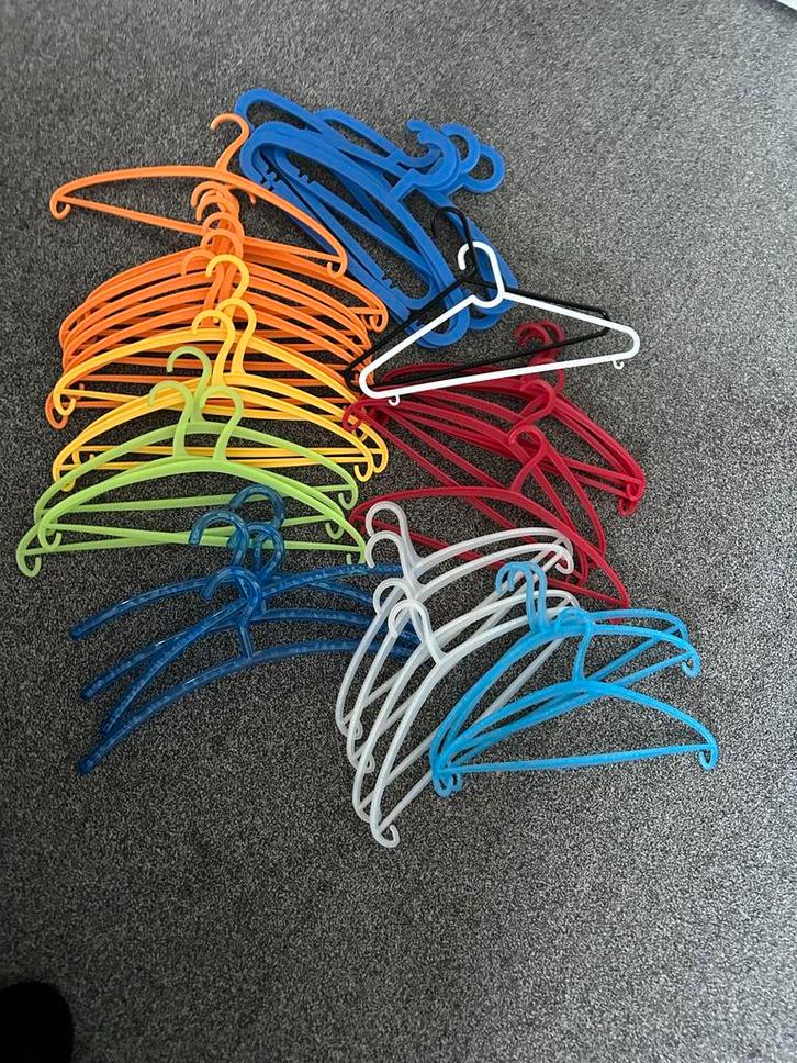 38 Kledinghangers - Diverse kleuren, Kleding | Dames, Kledinghangers, Gebruikt, Kunststof, Kinderen en Volwassenen, Ophalen of Verzenden