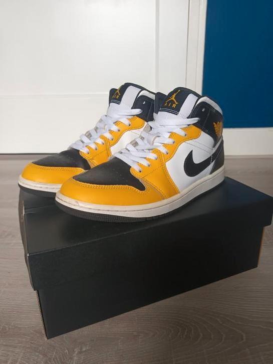 AIR JORDAN 1 MID. YELLOW OCHRE/BLACK-WHITE, Kleding | Heren, Schoenen, Gedragen, Zwart, Ophalen of Verzenden