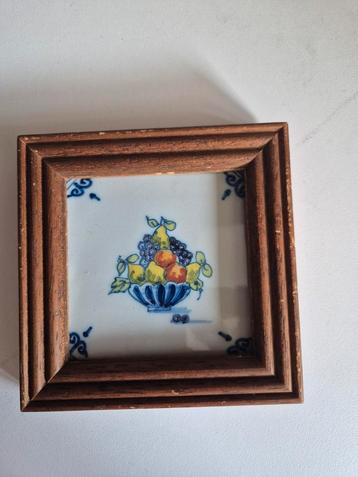 Delfts Blauw Tegeltje met Fruit in Lijst van tiggelaar beschikbaar voor biedingen
