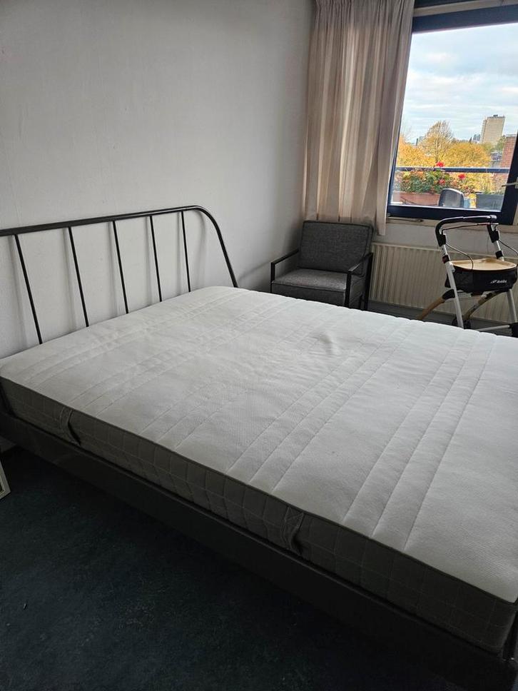Tweepersoonsbed met matras, Huis en Inrichting, Slaapkamer | Bedden, Gebruikt, Tweepersoons, 160 cm, 200 cm, Metaal, Zwart, Ophalen
