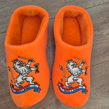 Leuke oranje sloffen met het logo van het Nederlands elftal
 beschikbaar voor biedingen