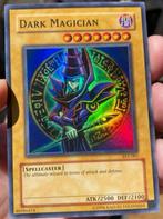 Yu-Gi-Oh! Dark Magician SYE Old US Print !, Hobby en Vrije tijd, Verzamelkaartspellen | Yu-gi-Oh!, Verzenden, Gebruikt, Losse kaart