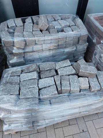 Granietblokken 2 pallets / ongeveer 1600kg totaal beschikbaar voor biedingen