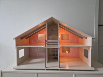 Poppenhuis (bv voor Sylvanian) met lampjes beschikbaar voor biedingen