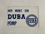 Reclamebord Duba - hier werkt een duba pomp, Ophalen of Verzenden, Gebruikt, Reclamebord