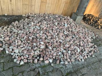 Breukstenen met rode gloed 1,5-2m3 beschikbaar voor biedingen
