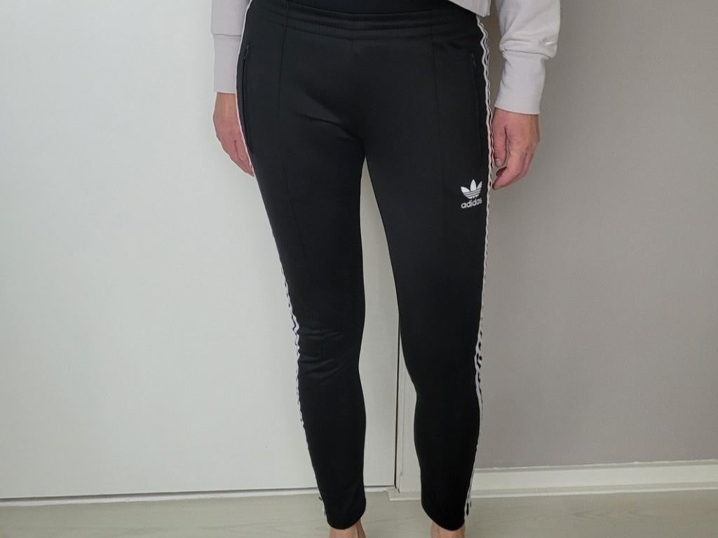 Adidas trainingsbroek S Zwart, Kleding | Dames, Sportkleding, Zo goed als nieuw, Hardlopen of Fietsen, Maat 36 (S), Zwart, Ophalen of Verzenden