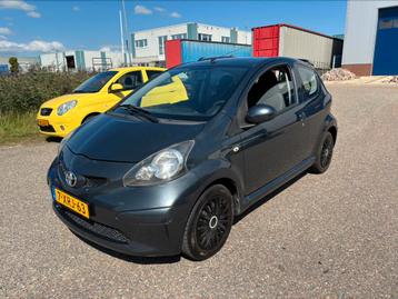 Toyota Aygo 1.0 12V Vvt-i 3DRS MMT 2008 Grijs beschikbaar voor biedingen