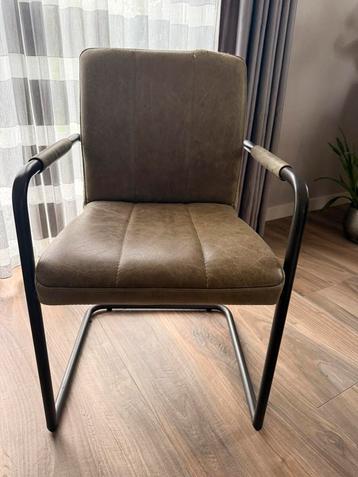 Prachtige stoelen maar beschadiging op de rugleuning! beschikbaar voor biedingen