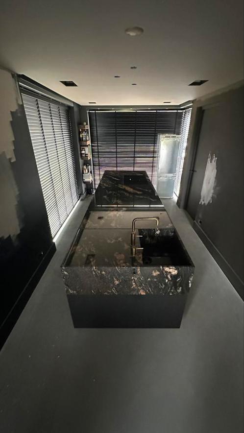 Groot keuken eiland, Huis en Inrichting, Keuken | Complete keukens, Gebruikt, Zwart, Graniet of Steen, Greeploos, Met kookeiland