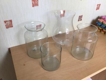 4 Grote Glazen Bloemenvazen beschikbaar voor biedingen