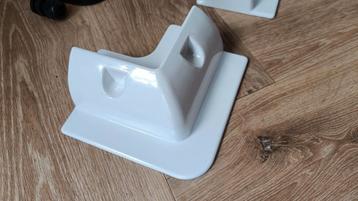 Bevestigingshoeken en dakdoorvoer zonnepaneel beschikbaar voor biedingen