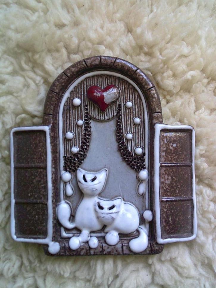 Wanddecoratie keramiek tegeltje vintage katten in raam, Antiek en Kunst, Curiosa en Brocante, Ophalen of Verzenden