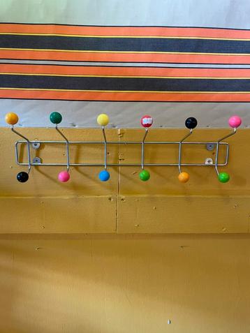 Vintage kleurrijke space age wand kapstok beschikbaar voor biedingen
