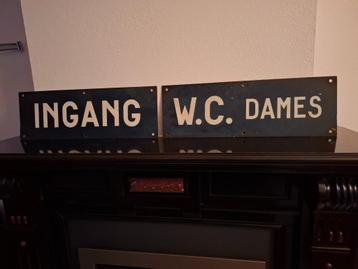 2 oude tekstborden uit station beschikbaar voor biedingen