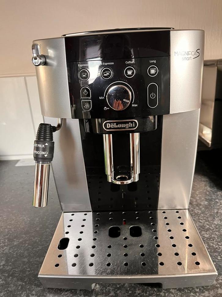 Delonghi Magnifica S Smart, Witgoed en Apparatuur, Koffiezetapparaten, Gebruikt, Gemalen koffie, Koffiebonen, Koffiemachine, Afneembaar waterreservoir