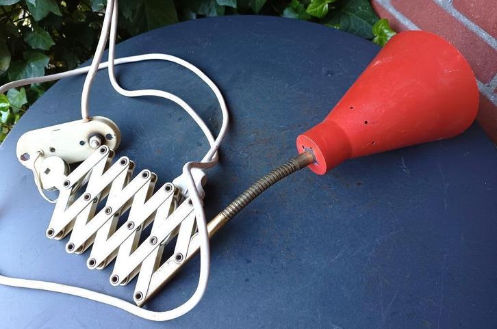 schaarlamp - vintage-  metalen rode  Hala wandlamp 60s, Huis en Inrichting, Lampen | Wandlampen, Gebruikt, Metaal, Ophalen of Verzenden