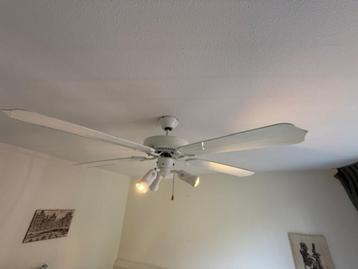 Plafond ventilator met licht beschikbaar voor biedingen