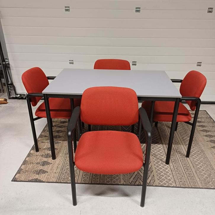 4 x kantine stoelen / 1 x tafel. Kantine set vepa, Huis en Inrichting, Stoelen, Gebruikt, Vijf, Zes of meer stoelen, Bruin, Ophalen
