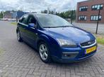 Ford Focus 1.8-16V Ambiente Flexifuel eerste eigenaars auto., Gebruikt, Zwart, Blauw, 1219 kg