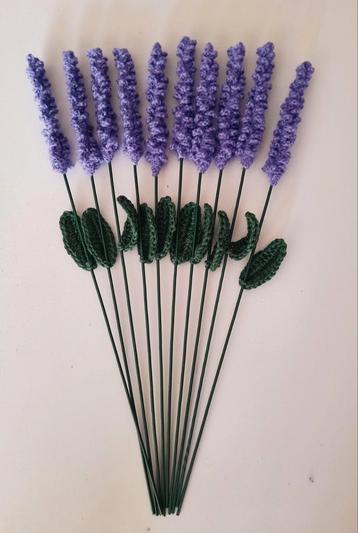 Gehaakte lavendel bloemen beschikbaar voor biedingen