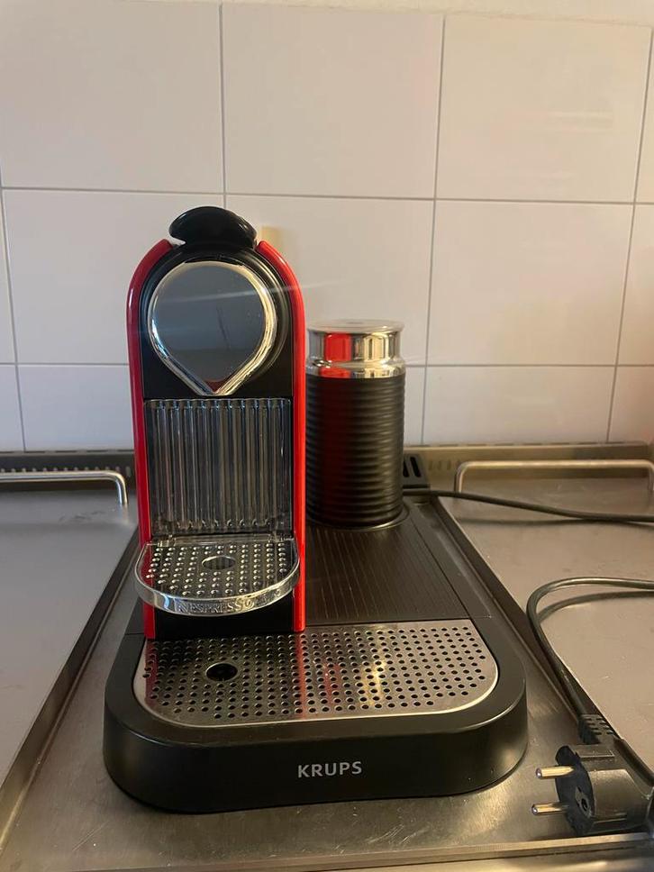 Nespresso Krups koffiemachine met melkopschuimer, Witgoed en Apparatuur, Koffiezetapparaten, Gebruikt, Koffiepads en cups, Koffiemachine