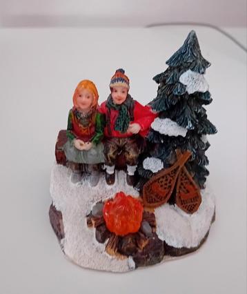 Kerstfiguren stelletje bij haardvuur voor Kerstdorp beschikbaar voor biedingen