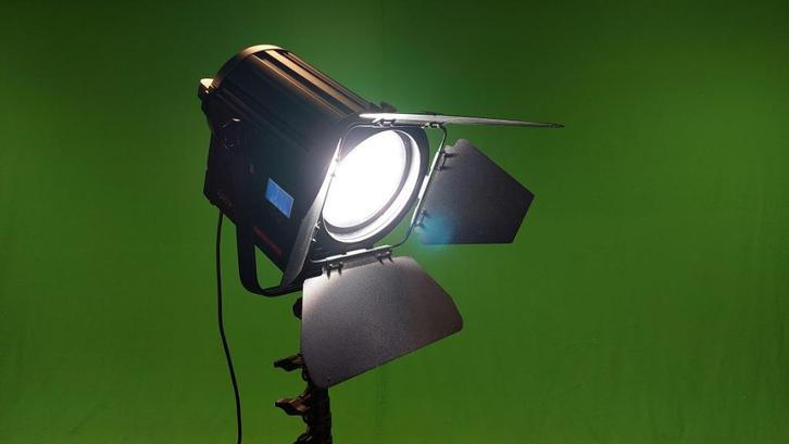 Rayzr 7 300 Daylight LED Fresnel Light + A0040B Statief, Audio, Tv en Foto, Professionele Audio-, Tv- en Video-apparatuur, Gebruikt