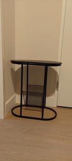 Tafel met lectuurmand zwart, Huis en Inrichting, Woonaccessoires | Krantenbakken en Lectuurbakken, Ophalen, Zo goed als nieuw