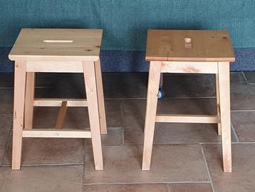 Twee stevige houten krukjes om op te zitten beschikbaar voor biedingen