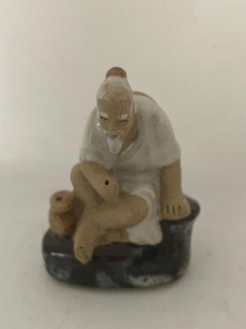 Klein Chinees beeldje porselein keramiek. Mudman China, Verzamelen, Beelden en Beeldjes, Zo goed als nieuw, Mens, Ophalen