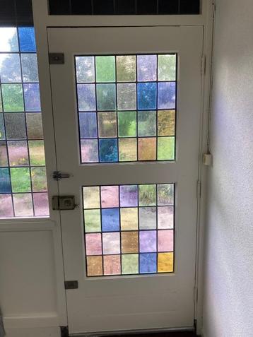 voordeur met glas-in-lood-raam beschikbaar voor biedingen