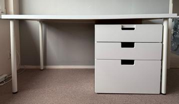 Wit bureau met los ladenblok