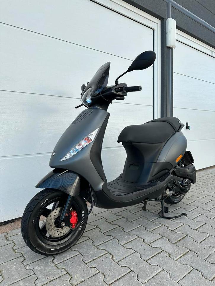 Piaggio zip 8700km, Fietsen en Brommers, Snorfietsen en Snorscooters, Zo goed als nieuw, Piaggio, Benzine, Ophalen