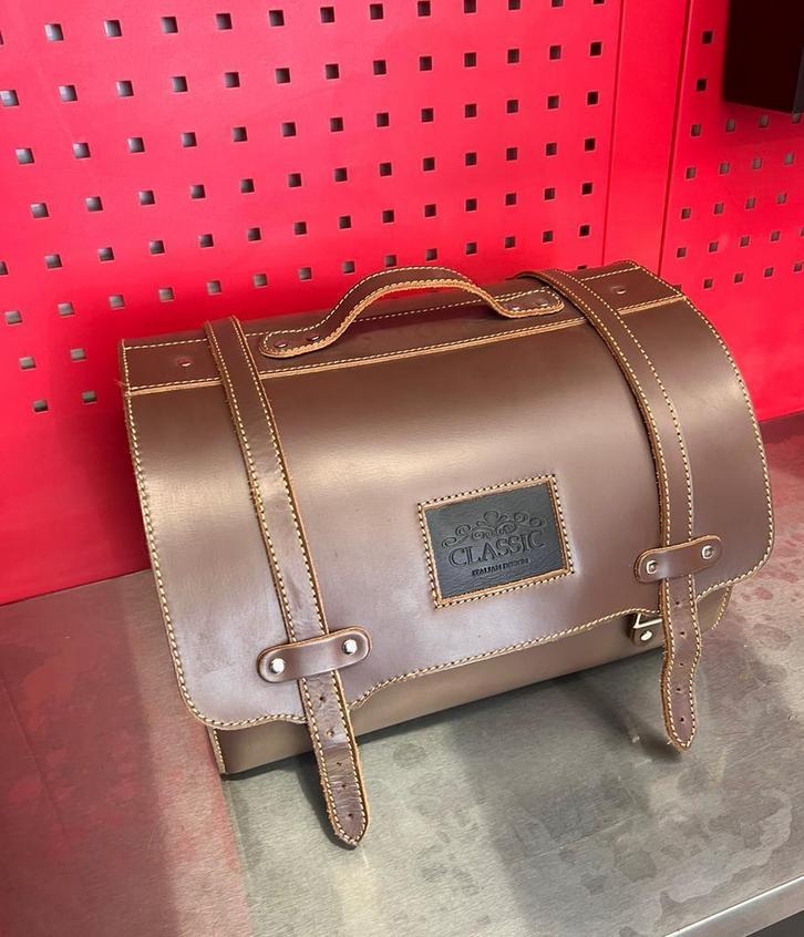 Originele bruin lederen topkoffer / tas van Vespa NIEUW, Motoren, Accessoires | Koffers en Tassen, Zo goed als nieuw, Ophalen of Verzenden