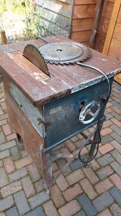 oude zaagtafel met extra zaagbladen, Doe-het-zelf en Verbouw, Gereedschap | Zaagmachines, Ophalen