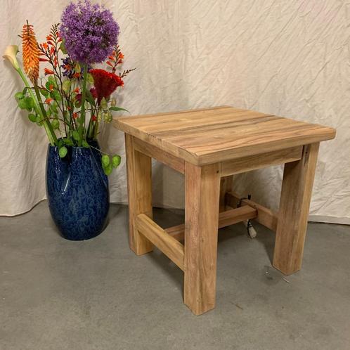 Bijzettafel – geborsteld teak - 45 x 45 cm - TTM Wonen, Huis en Inrichting, Tafels | Bijzettafels, Nieuw, Vierkant, 45 tot 60 cm