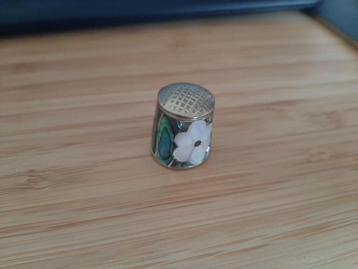 Geëmailleerde cloisonne vingerhoed, ingelegde witte bloem, Antiek en Kunst, Antiek | Emaille, Ophalen of Verzenden