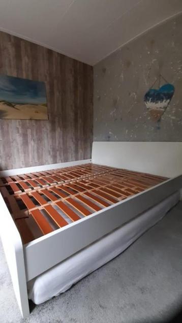 Tweepersoons bed met lattenbodems 160x200 beschikbaar voor biedingen