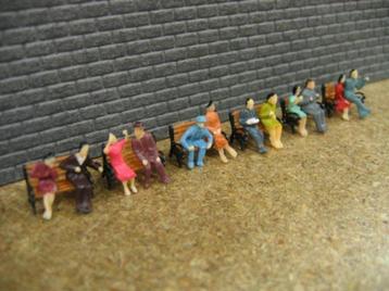 setje van 12 zittende poppetjes, H0 1:87 beschikbaar voor biedingen