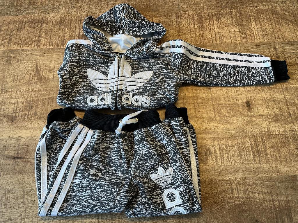 Trainingspak Adidas grijs maat 86/92, Kinderen en Baby's, Babykleding | Maat 86, Ophalen of Verzenden, Zo goed als nieuw, Jongetje of Meisje